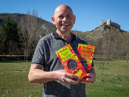 Carlos París, gerente Dulces El Beato, con unas de sus originales tabletas en El Burgo de Osma.