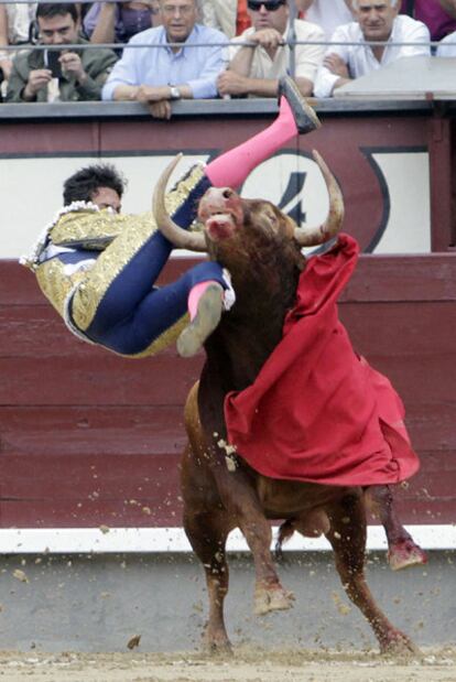 El mexicano Diego Silveti es volteado por su primer novillo de la tarde.