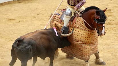 Un toro de Baltasar Ibán empuja en el tercio de varas.