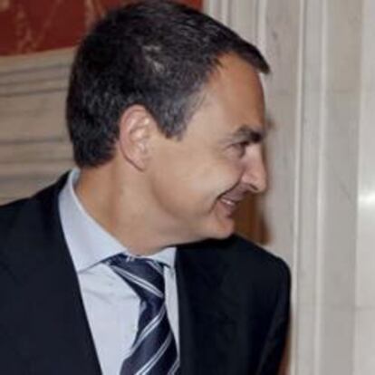 El presidente del Gobierno, José Luis Rodríguez Zapatero (i), durante la reunión que mantuvo en el Congreso con el portavoz del grupo parlamentario PNV, Josu Erkoreka