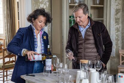 Mathilde Bazin de Caix-Lurton, directora general de Vignobles André Lurton, y el bodeguero François Lurton, durante la cata celebrada en el château familiar Couhins Lurton, en una imagen proporcionada por el estudio Deepix.