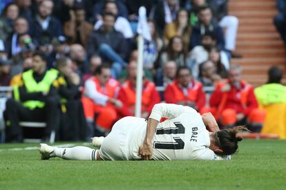Gareth Bale, jugador del Real Madrid, en el suelo después de una jugada.