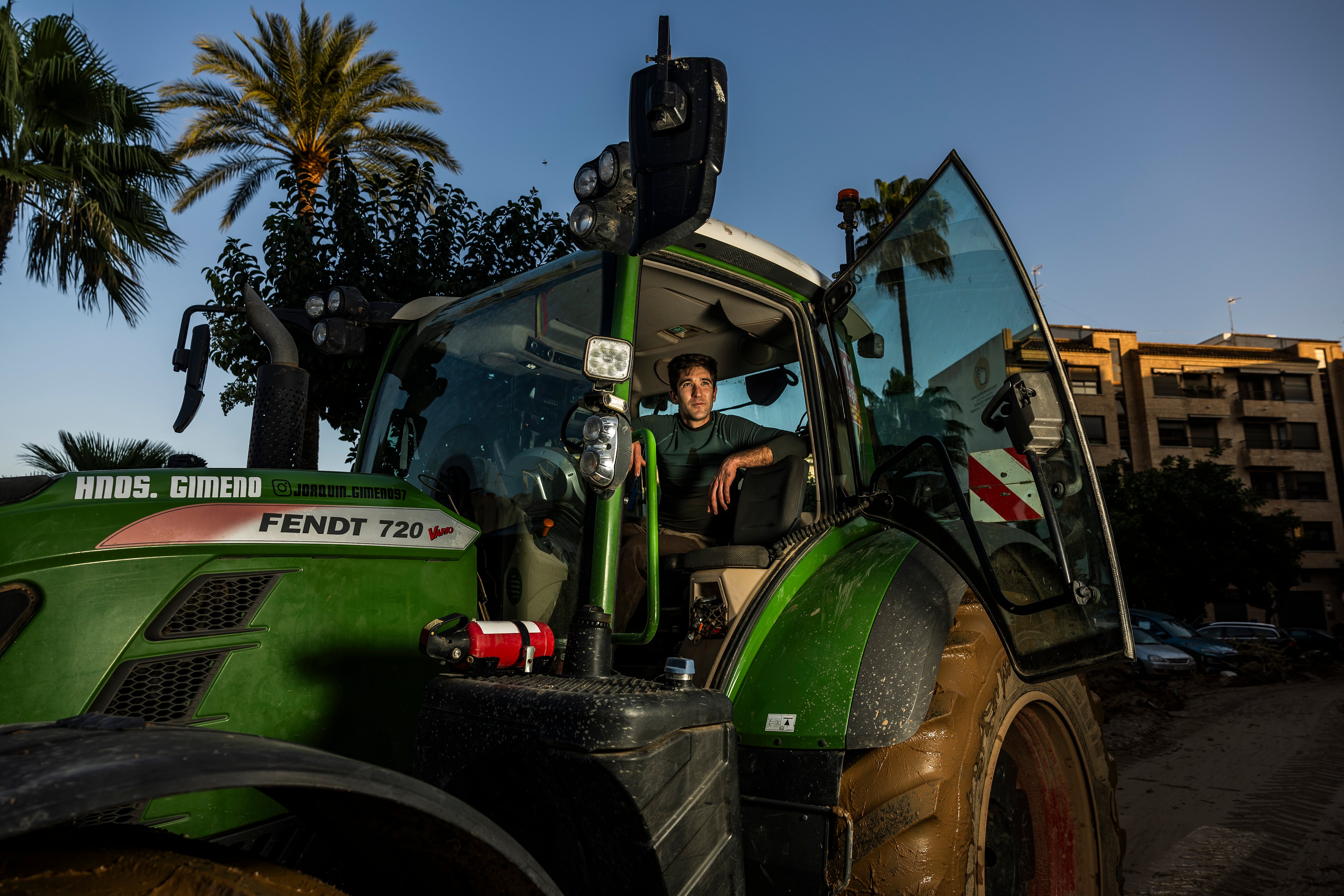 Un agricultor voluntario ayuda en la avenida Blasco Ibáñez de Catarroja.