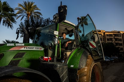 Un agricultor voluntario ayuda en la avenida Blasco Ibáñez de Catarroja.