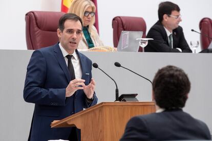 El portavoz del grupo de Vox en la Asamblea de Murcia, Juan José Liarte, se dirige al presidente de la comunidad, Fernando López Miras (de espaldas), durante un momento de su intervención en la segunda sesión del Debate del Estado de la Región, este miércoles.