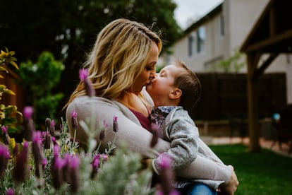 Una madre besa a su hijo.