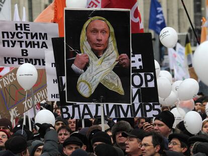 Cartel de Putin recubierto con un condón, el sábado en la manifestación de Moscú.
