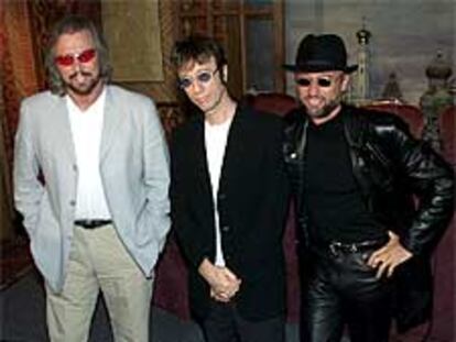 Los tres componentes del grupo Bee Gees, los hermanos Barry, Robin y Maurice, en una foto realizada en abril de 2001 en Nueva York.