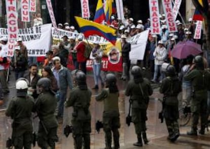 Los manifestantes en general muestran pancartas y gritan consignas en favor del trabajo digno, y las autoridades no tienen reportes de incidentes o desórdenes. EFE/Archivo