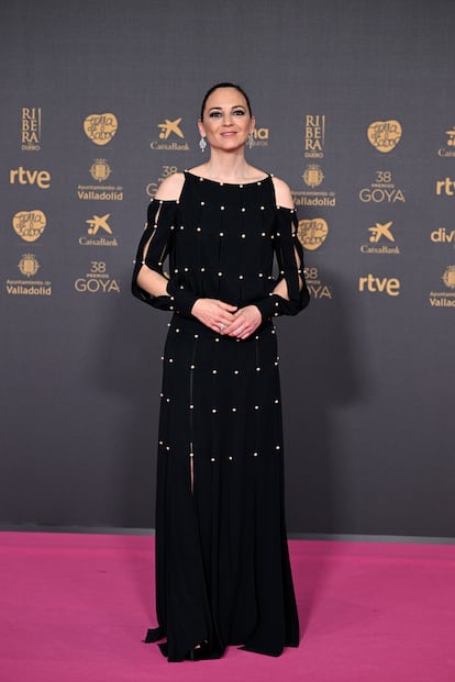 Leonor Watling, con un original vestido de Teresa Helbig y joyas de Rabat.