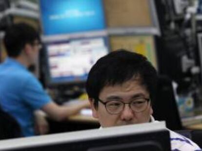 Un corredor de bolsa surcoreano observa los monitores en la sede del Exchange Bank de Seúl (Corea del Sur). EFE/Archivo