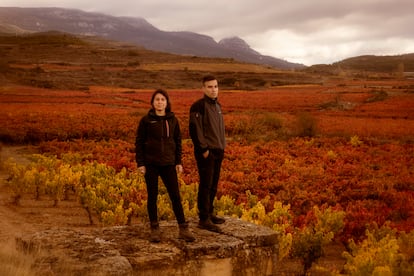 Victoria “Vicky Fernández y José Gil junto a alguna de sus viñas de San Vicente de la Sonsierra (La Rioja) en plena explosión de color otoñal.