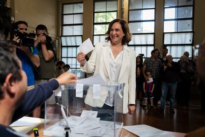 La alcaldesa de Barcelona y candidata de Barcelona en Comú a la reelección, Ada Colau, vota en el Centro Cívico La Sedeta, en Barcelona.