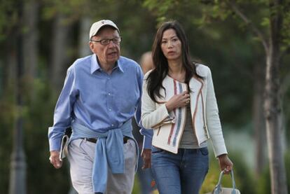 Rupert Murdoch pasea junto a su esposa, Wendi, ayer en Sun Valley, Idaho (EE UU).