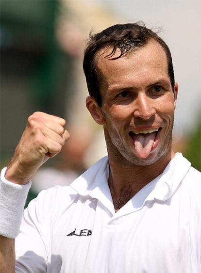 Radec Stepanek celebra un punto durante el partido contra Ferrer.