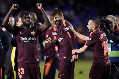 Samuel Umtiti, Gerard Pique y Jordi Alba celebran en el campo la Liga tras vencer al Depor 4-2.