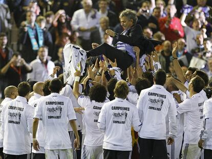 Los jugadores mantean a Mourinho sobre el césped de Mestalla tras concluir la final.