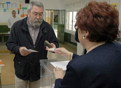 El secretario general de la Unión General de Trabajadores (UGT), Cándido Méndez, ha ejercido su derecho al voto en el colegio Alcalá Wenceslada de Jaén, donde ha animado a votar "en estas elecciones que son muy importantes y no pueden quedar en un segundo plano" por "los debates generales".