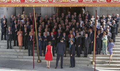 Parlamentarios de las Cortes Constituyentes de 1977 junto a Mariano Rajoy y otros cargos actuales, aplauden a los Reyes de España en la escalinata del Congreso de los Diputados el 28 de junio de 2017, en el marco del 40 aniversario de las primeras elecciones democráticas.