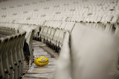 El partido de arranque de la liga de fútbol austrliano se jugó sin público y, según parece, también sin recogepelotas.