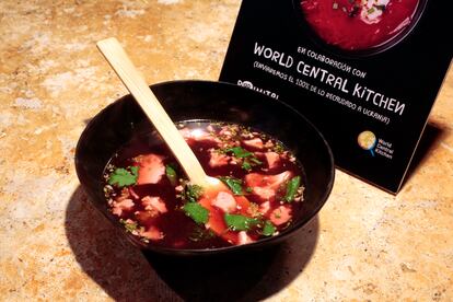 Sopa 'borscht' en el puesto Prrimital del mercado de San Miguel de Madrid.