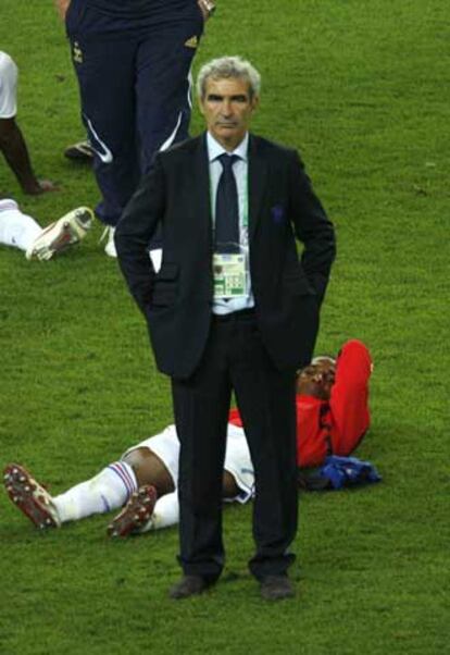 El seleccionador francés Raymond Domenech al término de la tanda de penaltis que decidió el 17º Campeonato del Mundo celebrado en Alemania.