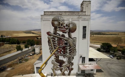 Silo de Porzuna (Ciudad Real) que ha pintado el artista urbano Nychos.