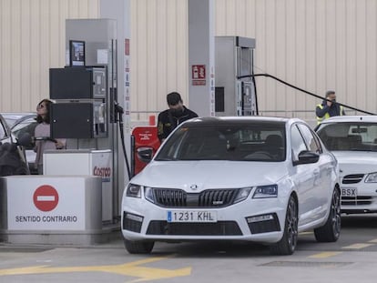 Varios clientes repostan carburante en su vehículo en una gasolinera de Sevilla.