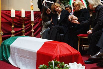 El féretro con los restos mortales del agente secreto, cubierto con la bandera italiana, ha sido despedido con una salva de aplausos de los centenares de personas congregadas en el exterior del templo para honrar a quien consideran ya un héroe. Miles de ciudadanos anónimos habían rendido previamente su tributo a Nicola Calipari en la capilla ardiente (en la foto) instalada hasta poco antes del funeral en el Altar de la Patria, en el complejo del Vittoriano de Roma.