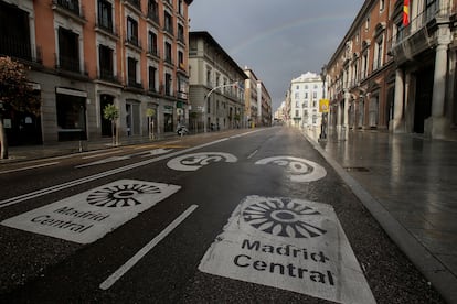 Una calle vacía este Viernes Santo en Madrid.