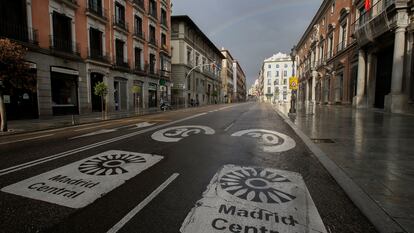Una calle vacía este Viernes Santo en Madrid.