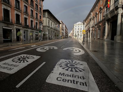 Una calle vacía este Viernes Santo en Madrid.