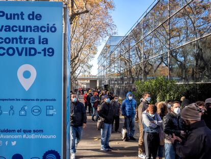 Largas colas en el punto de vacunación Covid en la Fira de Barcelona.