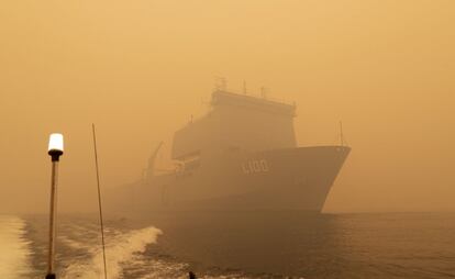 Las fuerzas armadas de Australia evacuaron este viernes por mar a un millar de personas asediadas en una playa por los incendios forestales del sureste del país, donde se espera que la situación se agrave durante este fin de semana. En la imagen, el buque 'HMAS Choules' a su llegada a la ciudad costera de Mallacoota (Australia).