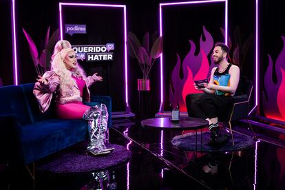 Malbert junto a la drag queen y humorista Samantha Ballentines, invitada en el tercer episodio de 'Querido Hater'.