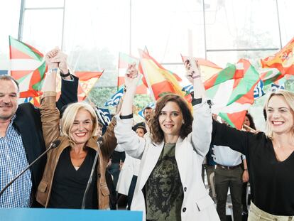 El presidente del PP vasco, Carlos Iturgaiz, la candidata del PP a la Alcaldía de Bilbao, Esther Martínez, la presidenta de la Comunidad de Madrid y candidata del PP a la reelección, Isabel Díaz Ayuso, y la candidata a la Diputación de Vizcaya, Raquel González, durante un acto de campaña del Partido Popular en Bilbao, este sábado.