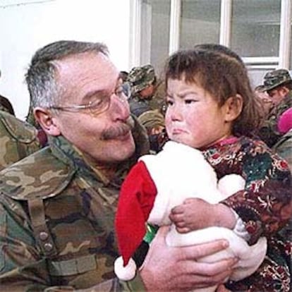 El teniente coronel José Ramón Solar, con una niña afgana.