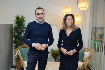 El consejero delegado de Ikea en España, Nurettin Acar, junto a Fátima García de Viedma, directora financiera de Ikea en España, este viernes en la nueva tienda de la empresa en la calle Fuencarral de Madrid.
