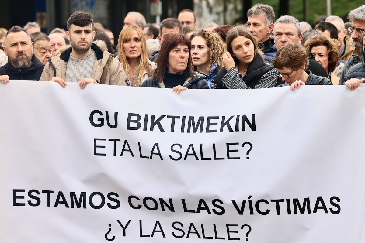 Las víctimas de los abusos en La Salle de San Sebastián piden reparación en la calle: “En dos años no han hecho absolutamente nada”