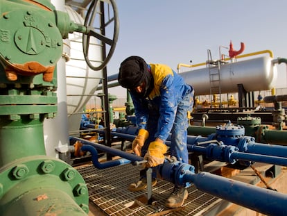 Un empleado trabajaba el viernes en el campo de gas de Zarzaitine, en In Amenas (Argelia).