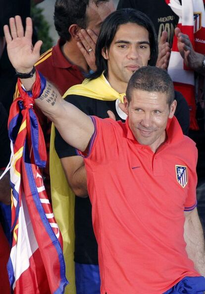 Simeone y el delantero Falcao celebran en la plaza de Neptuno la victoria en la final de la Liga Europa.