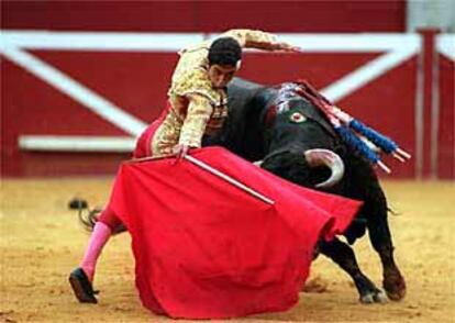 Javier Castaño, durante la faena de muleta a su segundo toro.