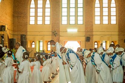 Primeira missa celebrada desde março na catedral de Notre Dame de Kinshasa, no Congo, neste domingo.