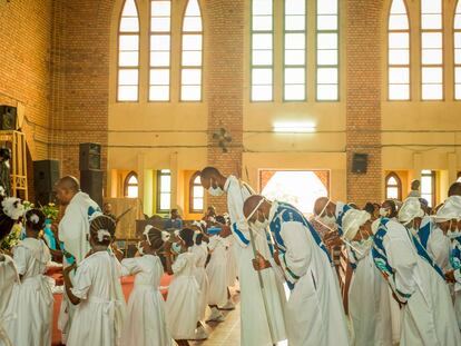 Primeira missa celebrada desde março na catedral de Notre Dame de Kinshasa, no Congo, neste domingo.