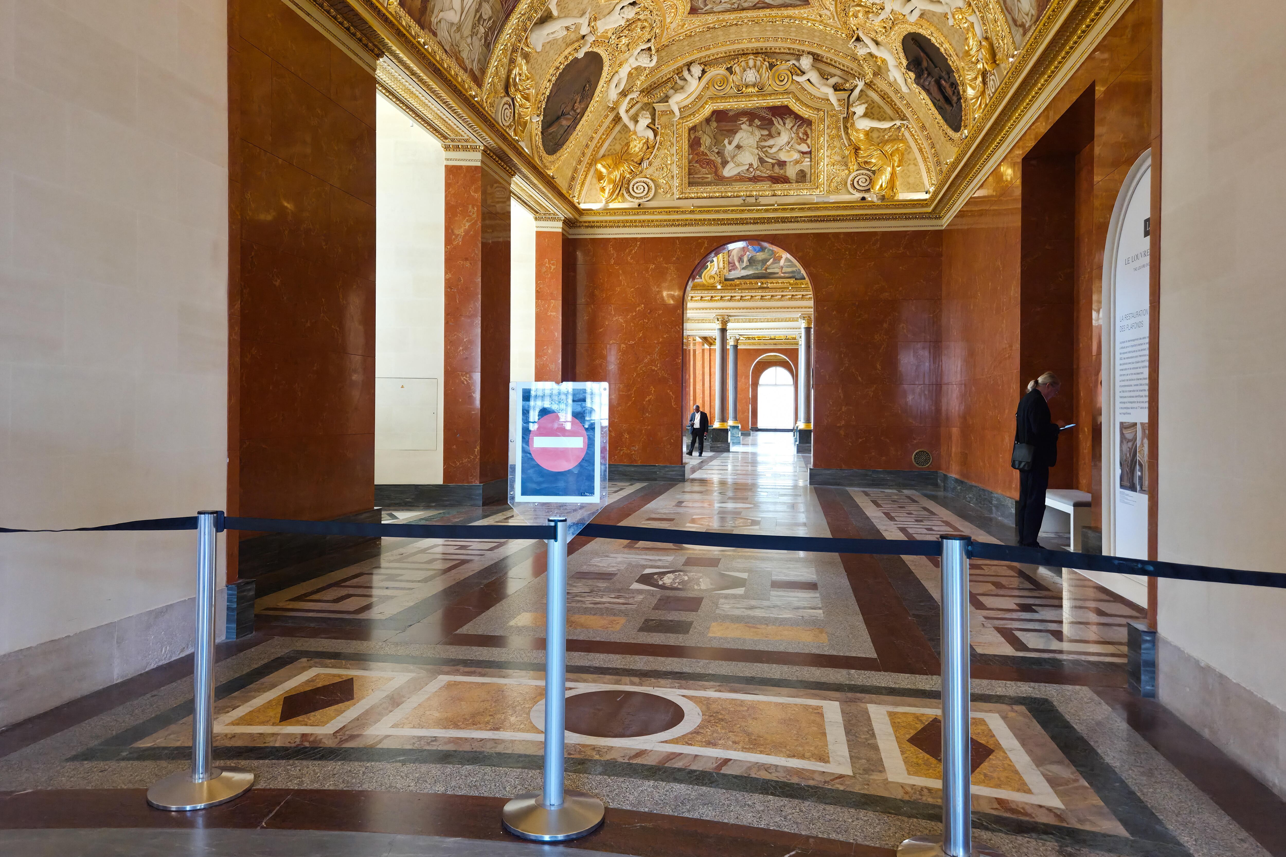 Un cartel bloquea la entrada a la Galería de Apolo, este miércoles durante la reapertura del Museo del Louvre, en París.
