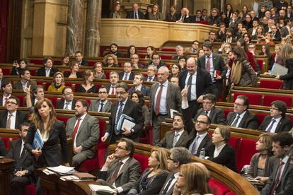 Los diputados del PP abandonan el Parlament durante la votación de la declaración de soberanía, en enero de 2013.