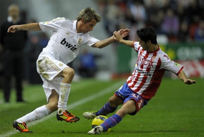 Nacho Cases y Coentrão, durante el partido en El Molinón.