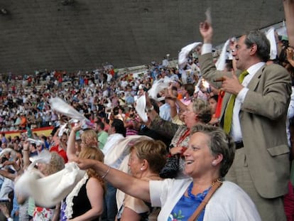 P&uacute;blico en una corrida de toros en el Coliseum de A Coru&ntilde;a, en julio de 2010.