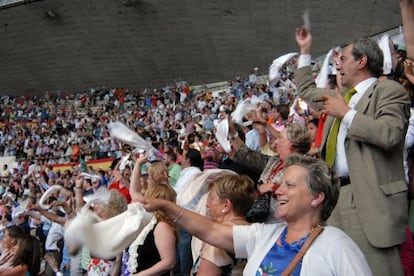 P&uacute;blico en una corrida de toros en el Coliseum de A Coru&ntilde;a, en julio de 2010.