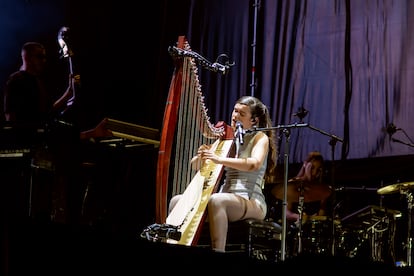 Amaia con el arpa interpretando su canción 'Ya está'.